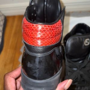 Mens Designer Gucci sneakers high top  black and red and on the back